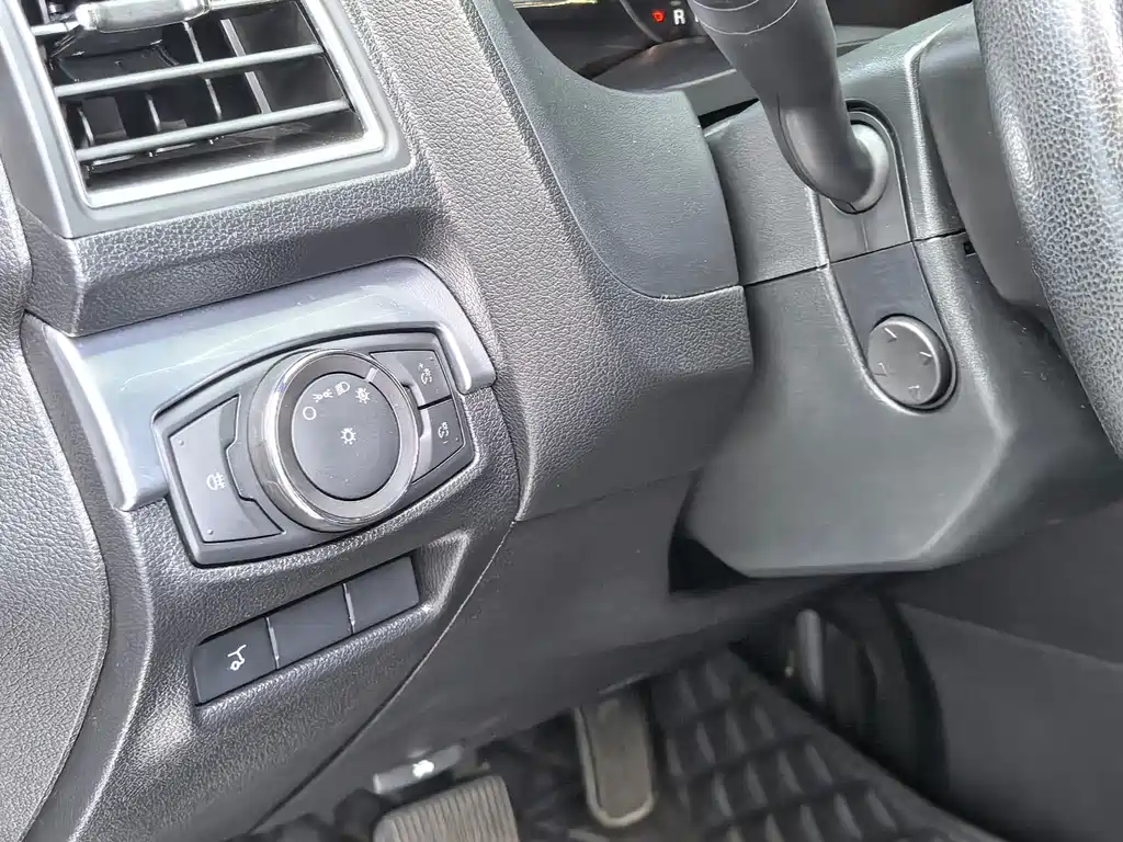 Ford Explorer (Import) — фото 15