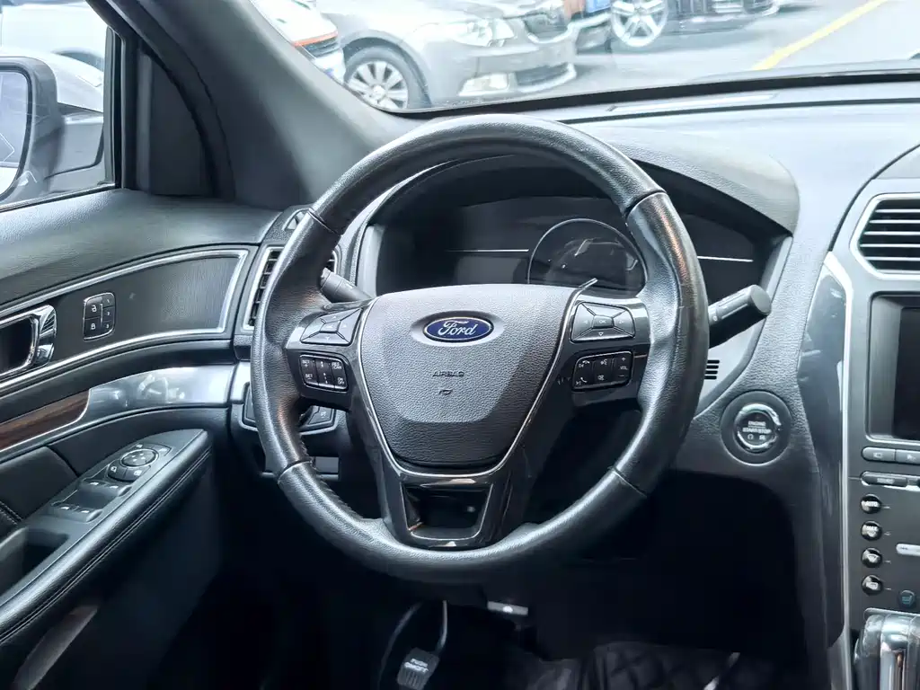 Ford Explorer (Import) — фото 20