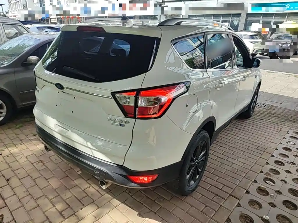 Ford Kuga — фото 7