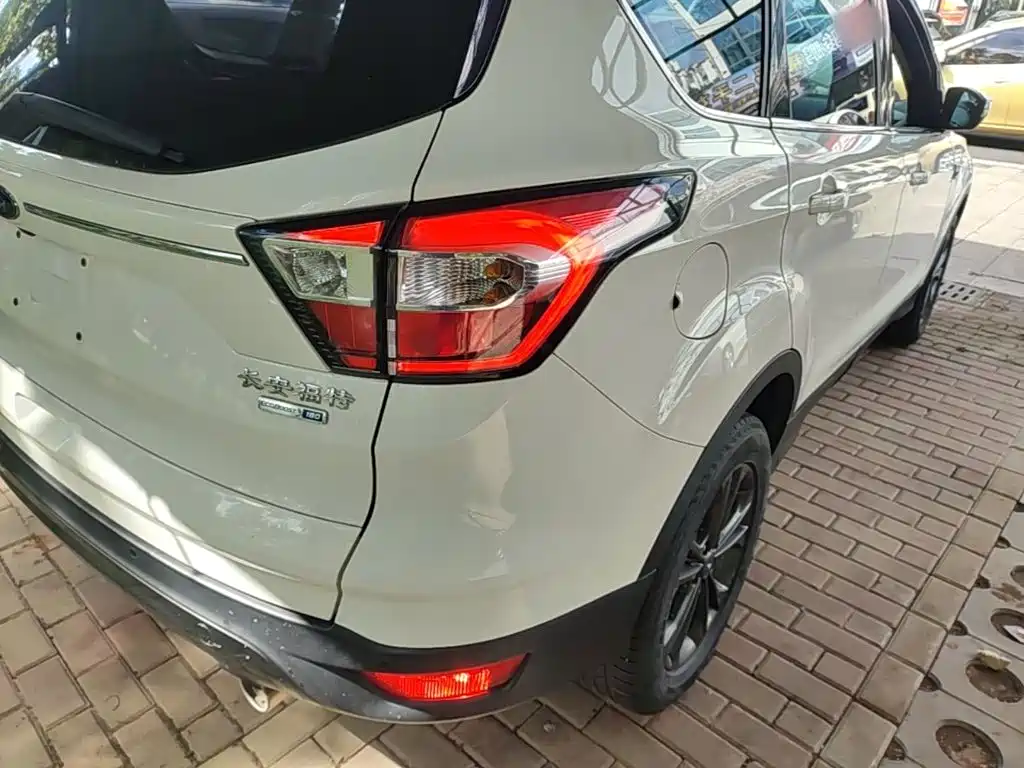 Ford Kuga — фото 8