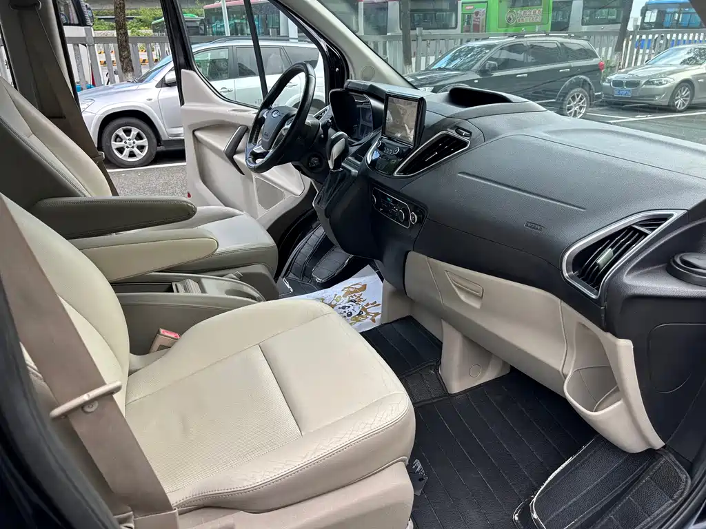 Ford Tourneo — фото 15