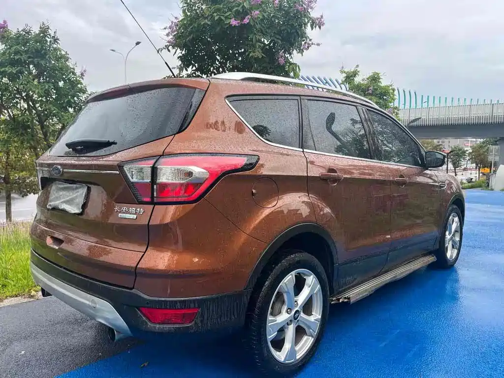 Ford Kuga — фото 4