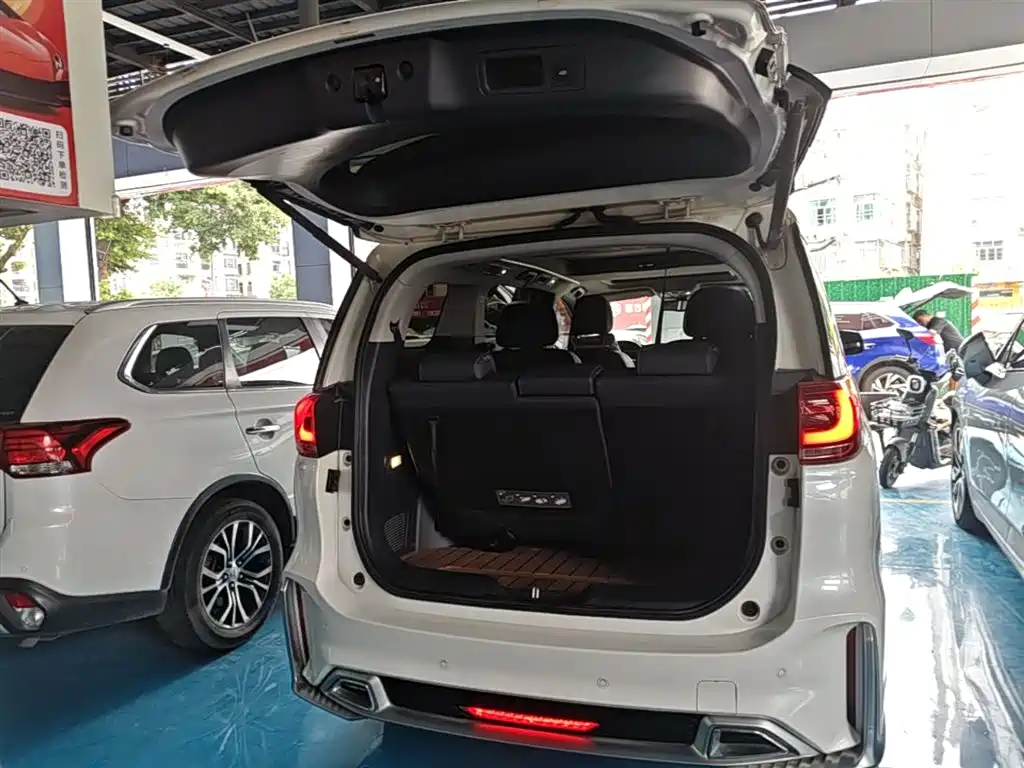 GAC Motor Trumpchi M8 — фото 19