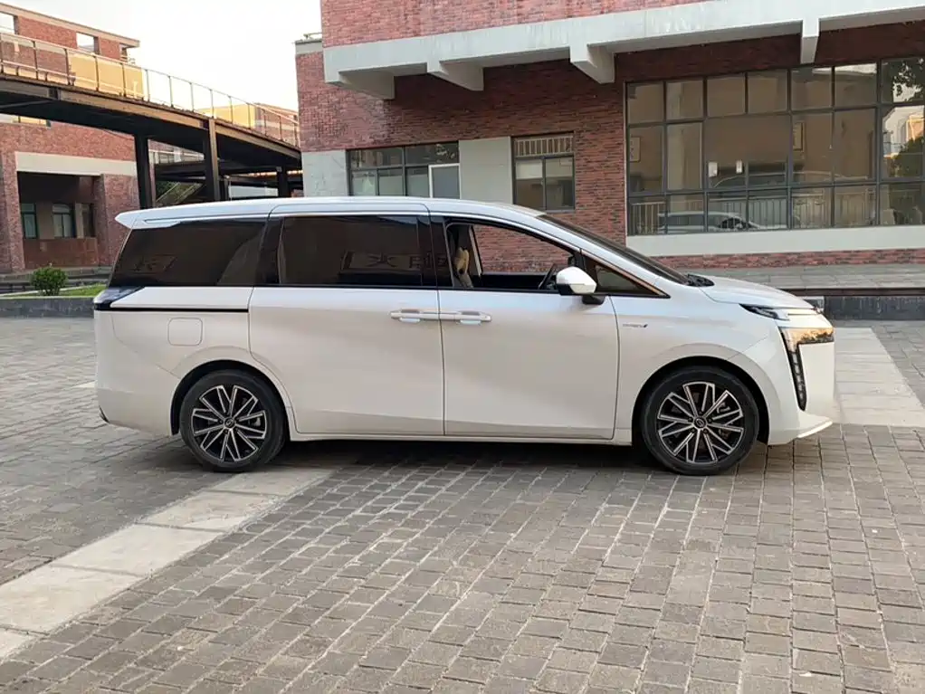 GAC Motor Trumpchi E8 PHEV — фото 10