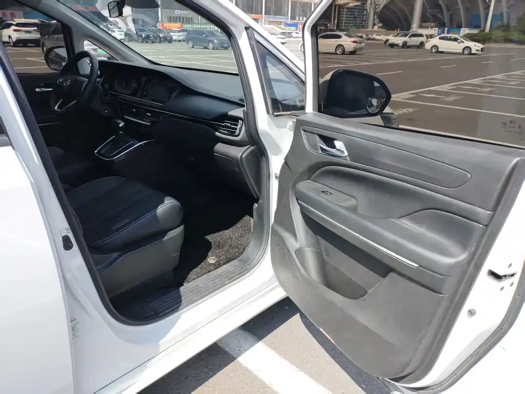 GAC Motor Trumpchi M6 — фото 13