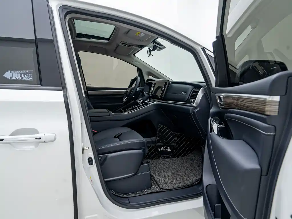 GAC Motor Trumpchi M8 — фото 16