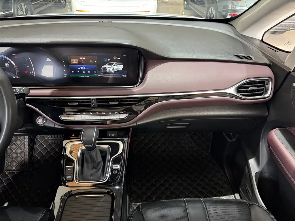 GAC Motor Trumpchi M6 — фото 14