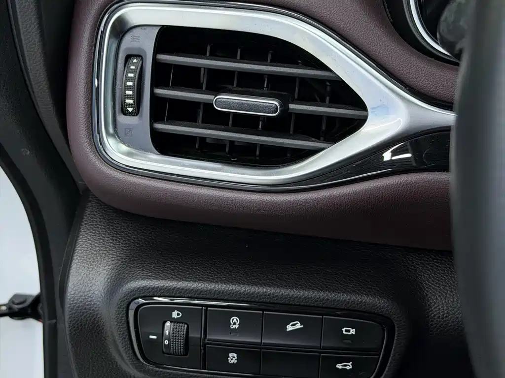 GAC Motor Trumpchi M6 — фото 9