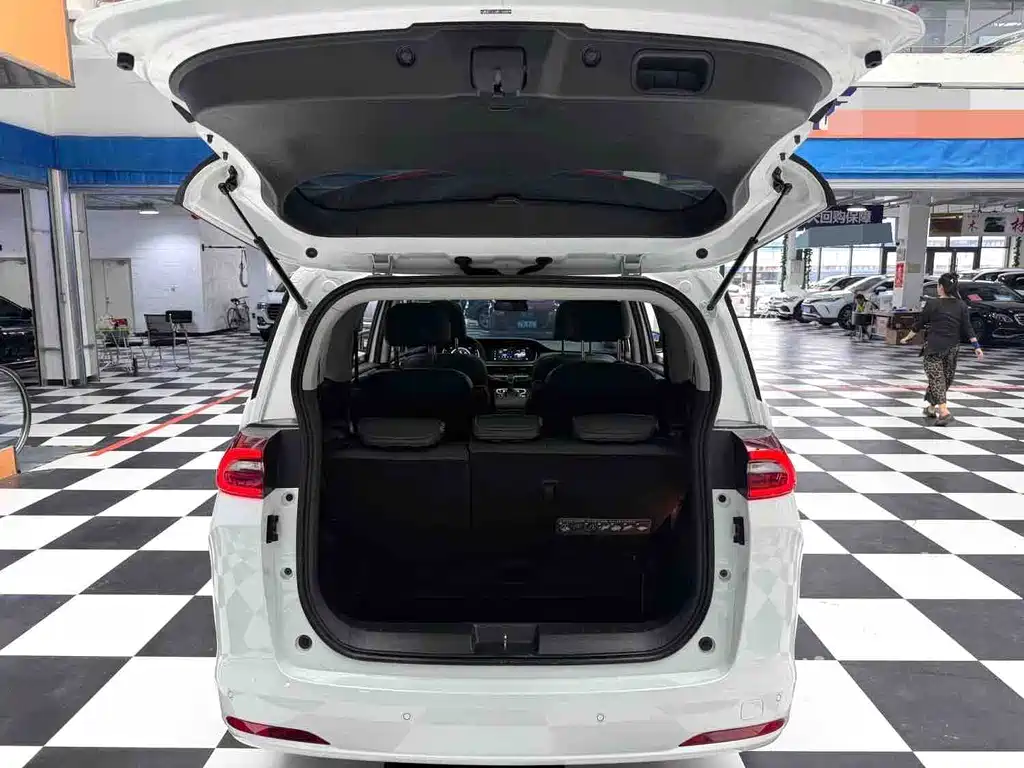 GAC Motor Trumpchi M6 — фото 18