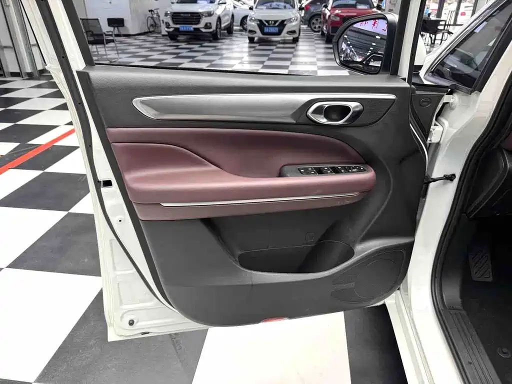 GAC Motor Trumpchi M6 — фото 5