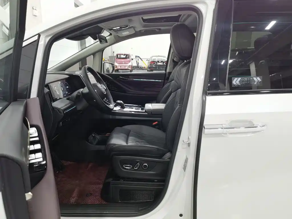 GAC Motor Trumpchi M8 — фото 10