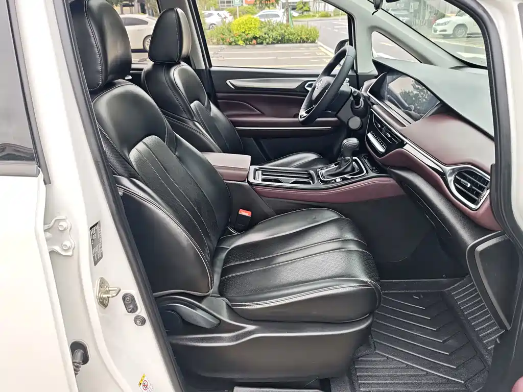 GAC Motor Trumpchi M6 — фото 19
