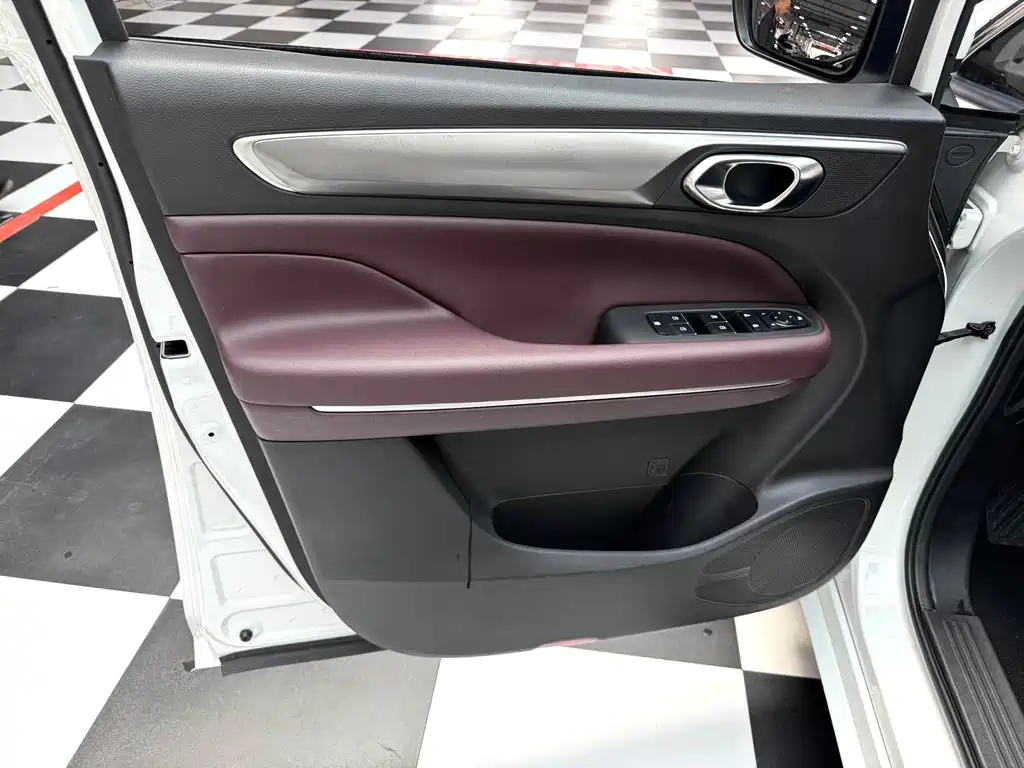 GAC Motor Trumpchi M6 — фото 6
