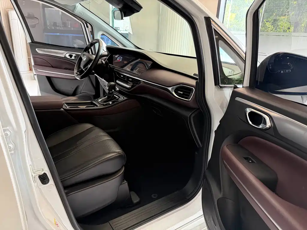 GAC Motor Trumpchi M6 — фото 11