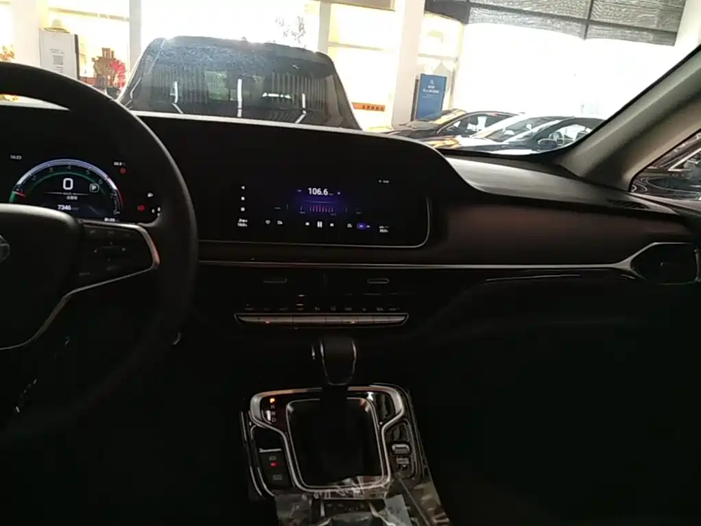 GAC Motor Trumpchi M6 — фото 13
