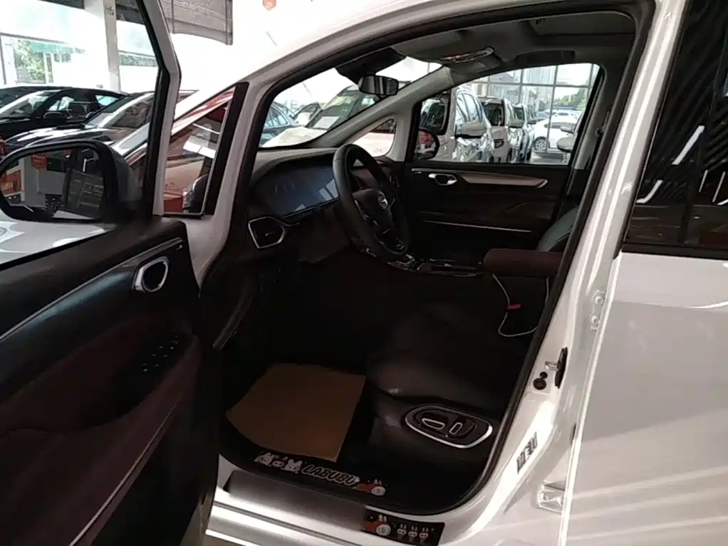 GAC Motor Trumpchi M6 — фото 15