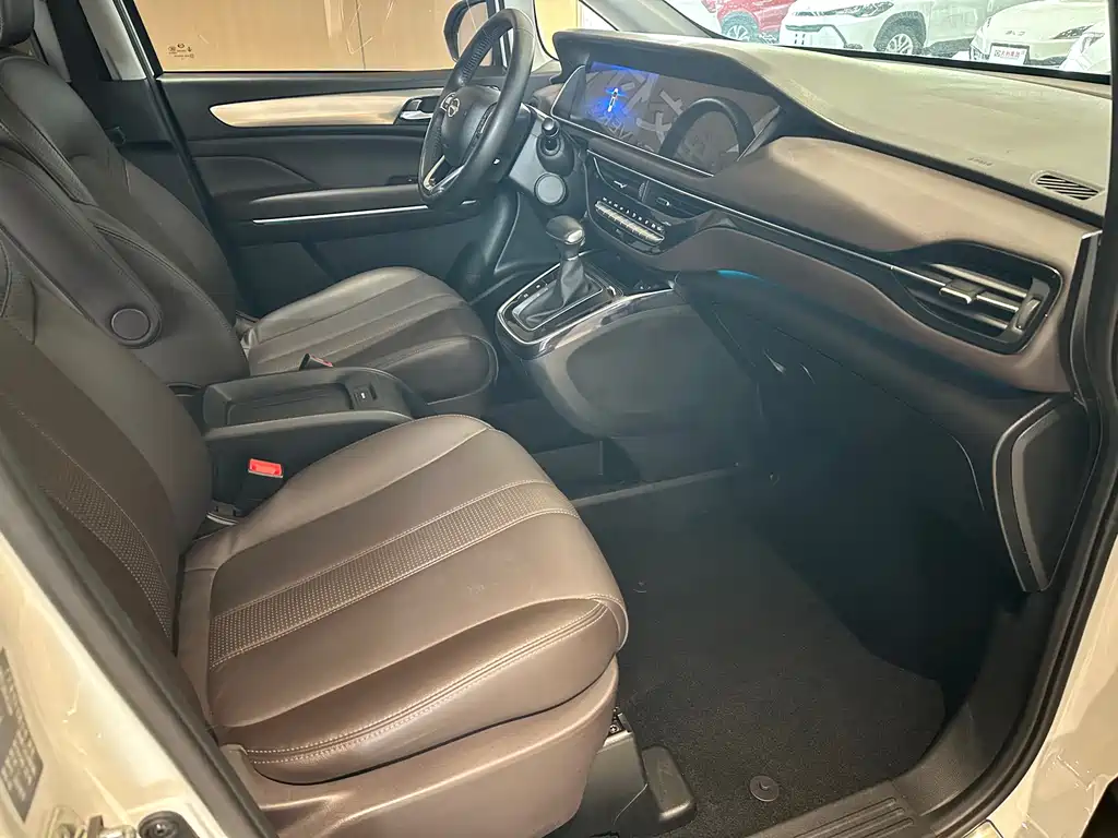 GAC Motor Trumpchi M6 — фото 13