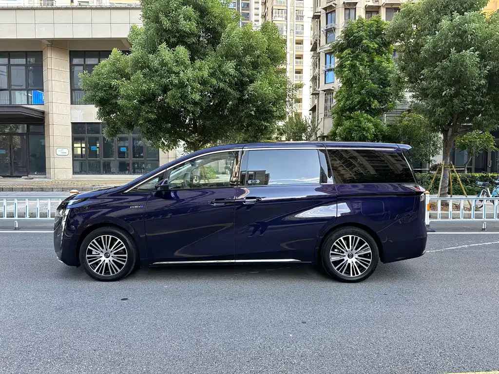 GAC Motor Trumpchi E8 PHEV — фото 3