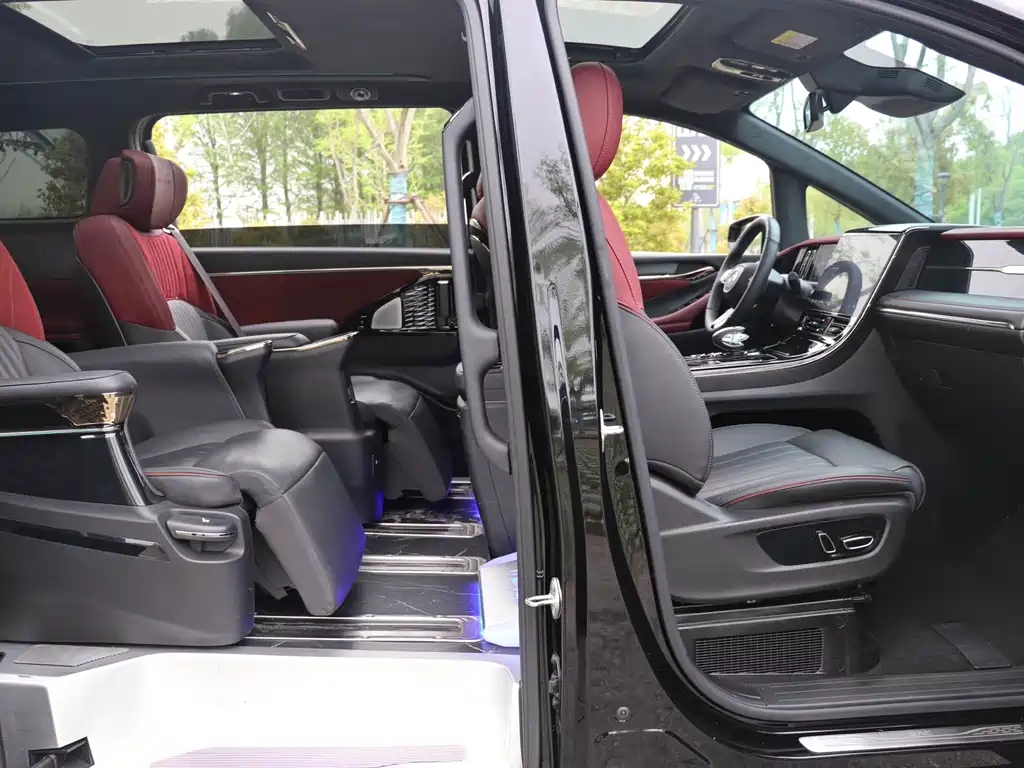GAC Motor Trumpchi M8 — фото 18
