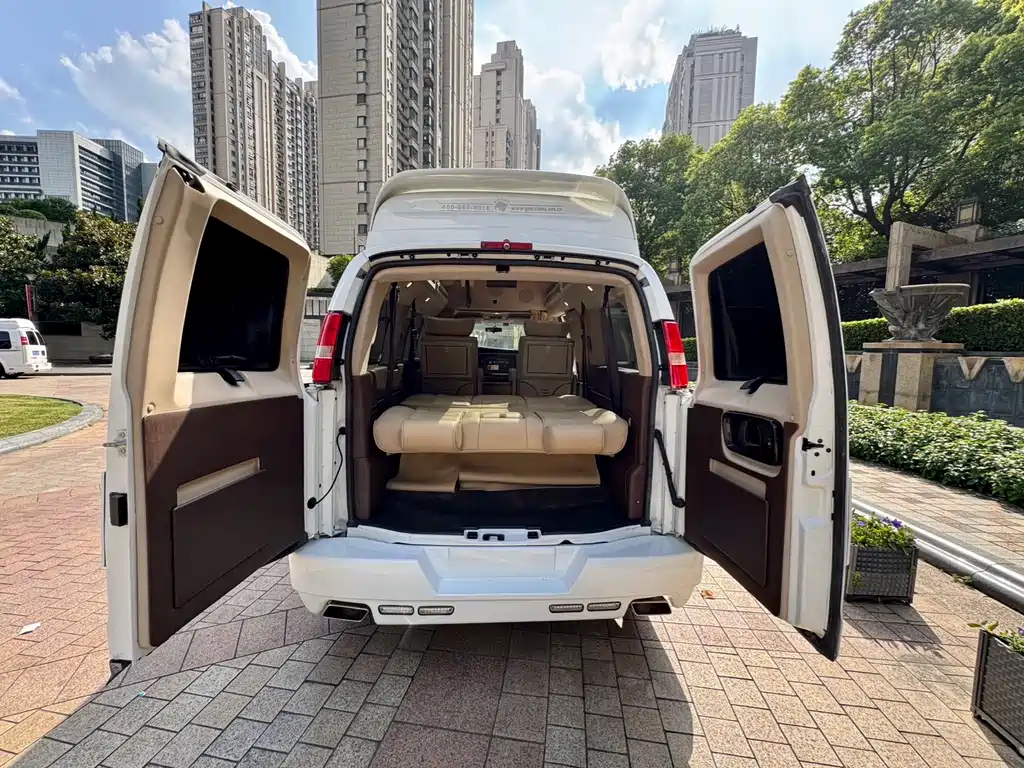 GMC Savana — фото 15