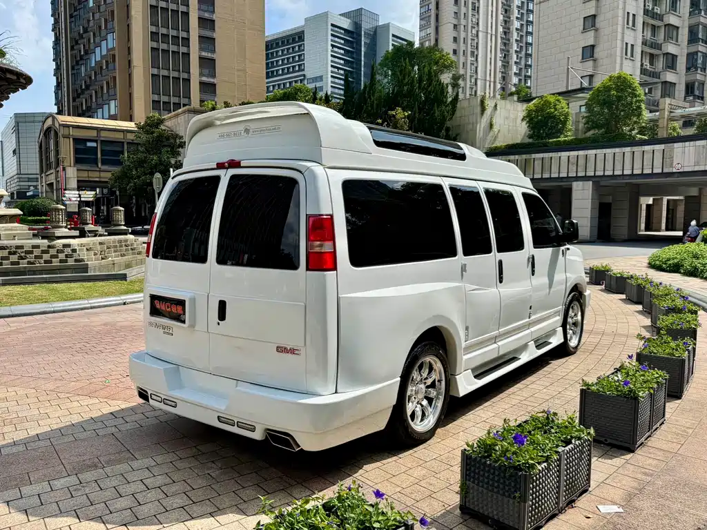GMC Savana — фото 7