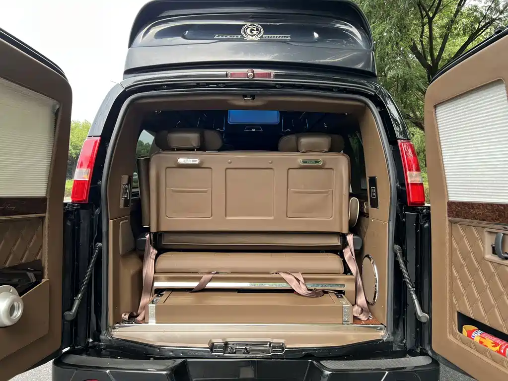 GMC Savana — фото 19