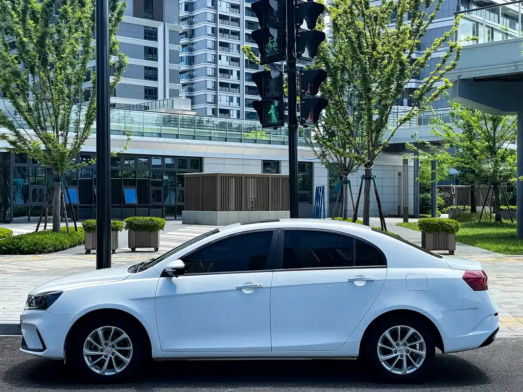 Geely Emgrand — фото 4