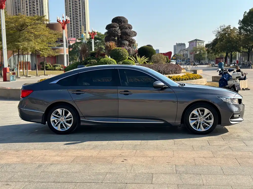 Honda Accord — фото 10