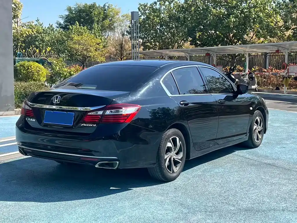 Honda Accord — фото 7