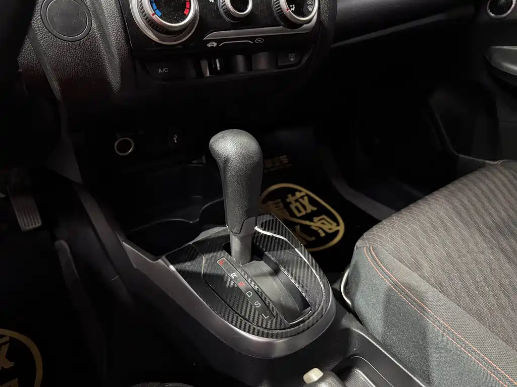 Honda Fit — фото 8