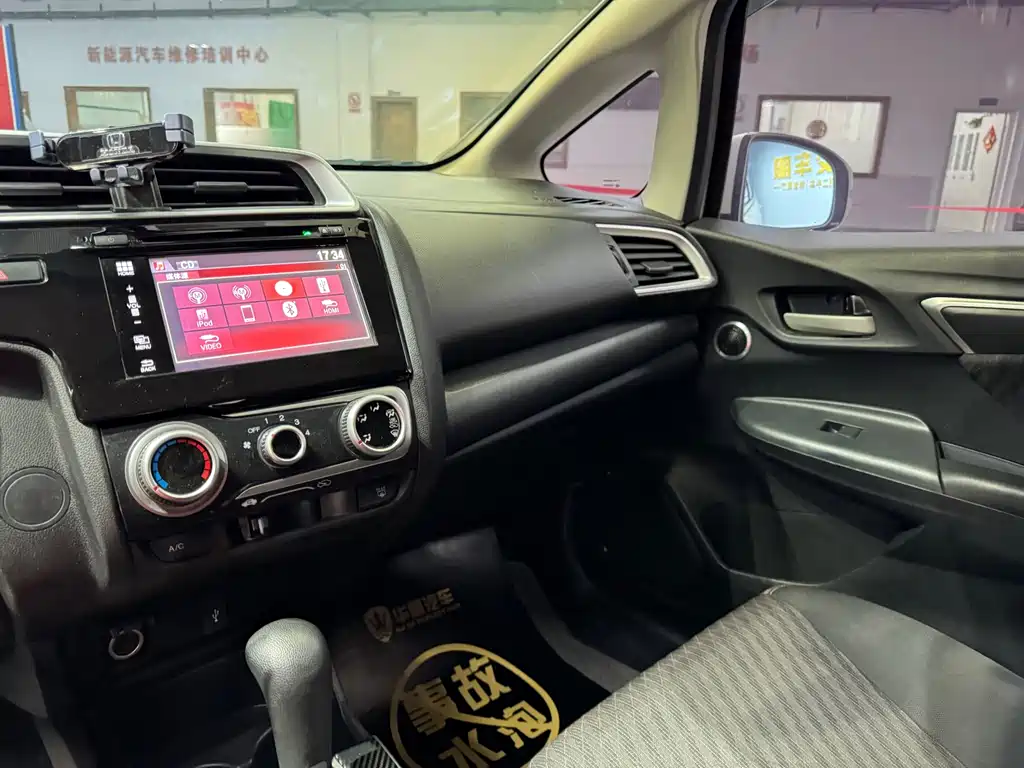Honda Fit — фото 10