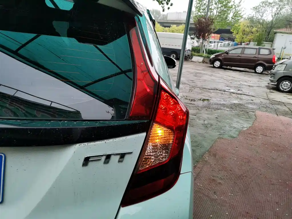 Honda Fit — фото 8