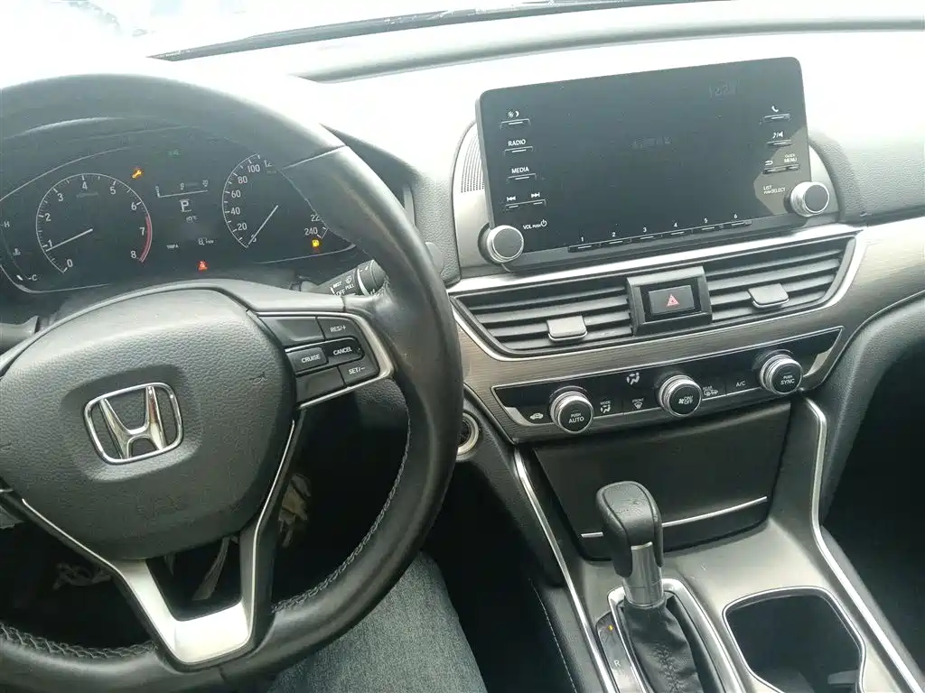 Honda Accord — фото 10