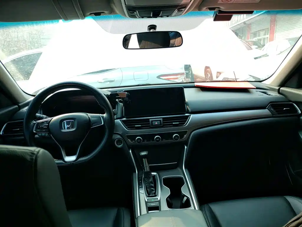 Honda Accord — фото 10