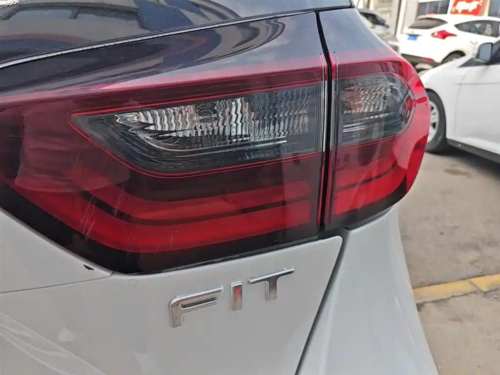 Honda Fit — фото 8