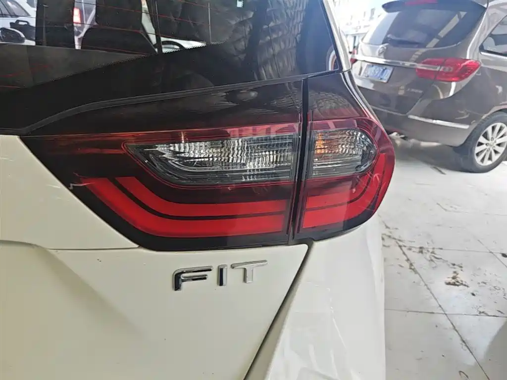 Honda Fit — фото 8