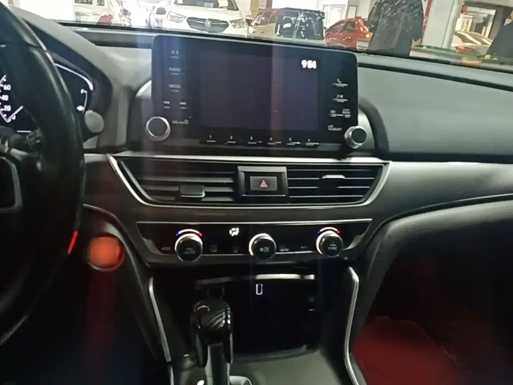 Honda Accord — фото 10