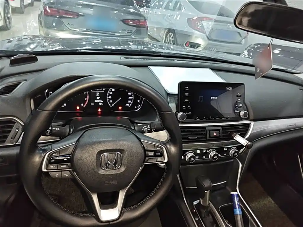 Honda Accord — фото 10
