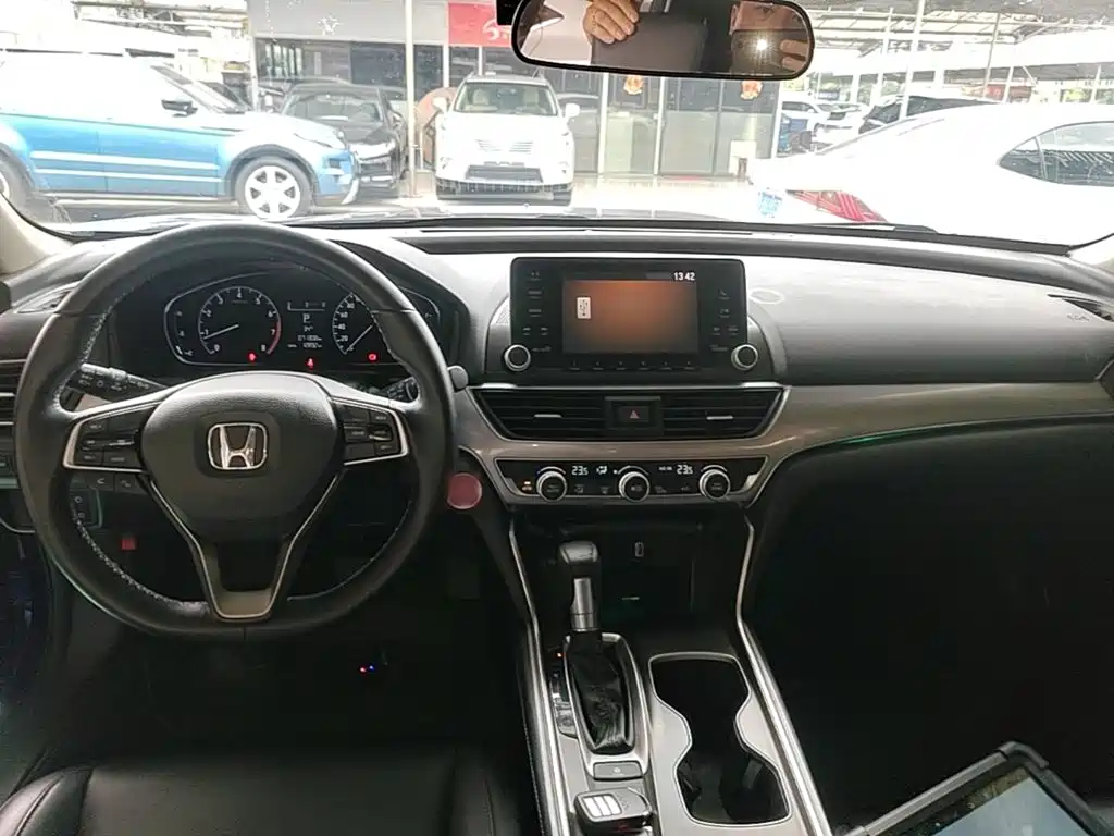 Honda Accord — фото 10