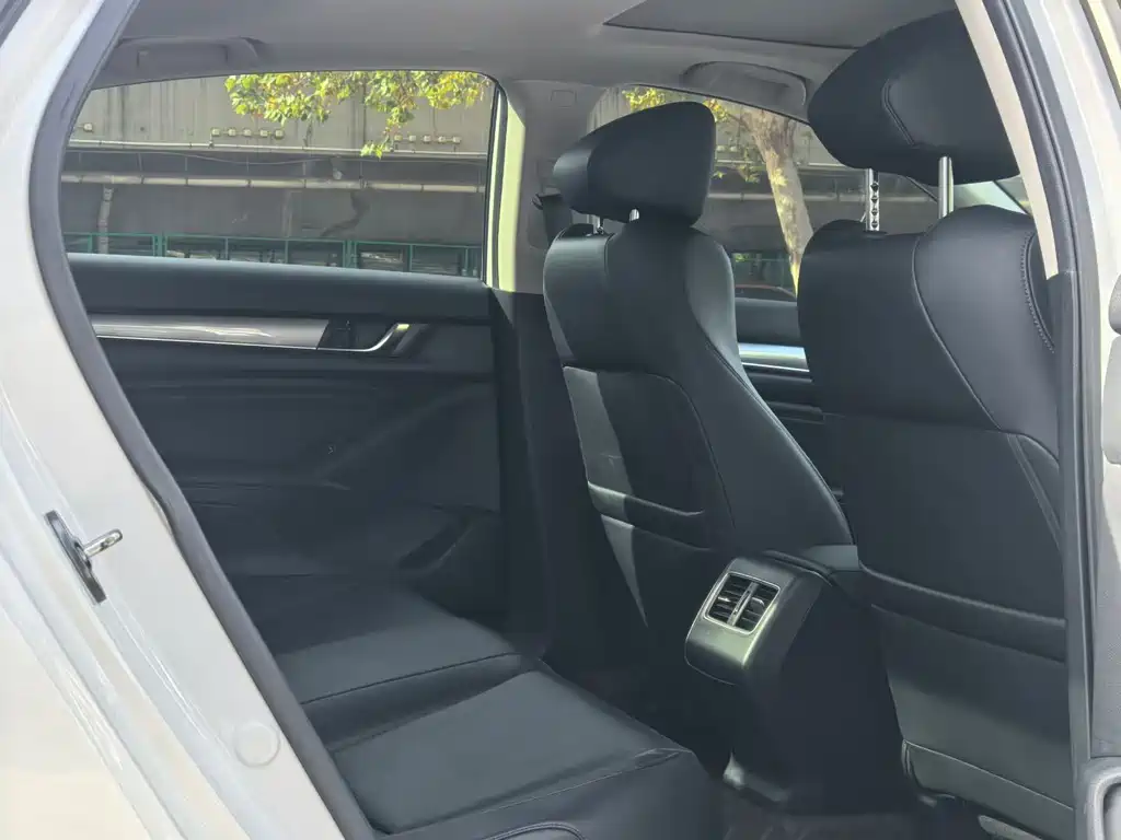 Honda Accord — фото 10