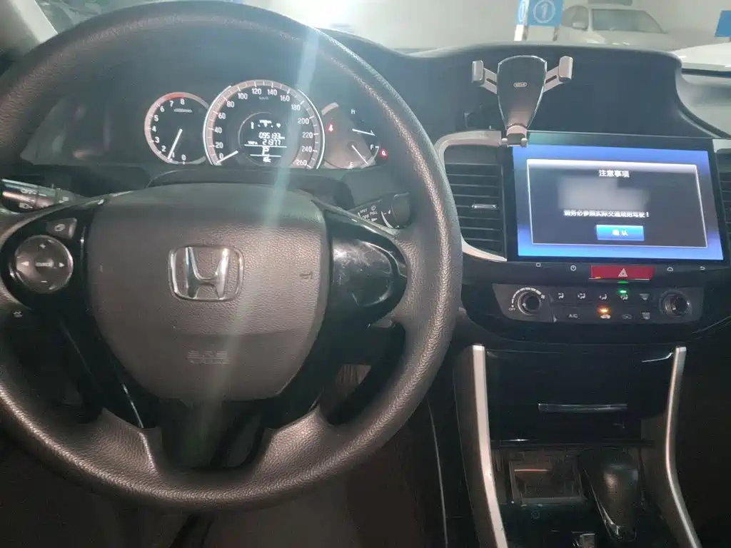 Honda Accord — фото 10
