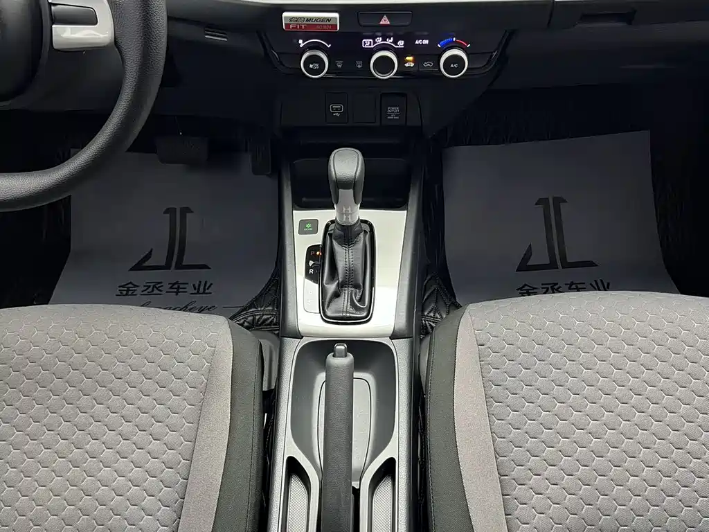 Honda Fit — фото 9