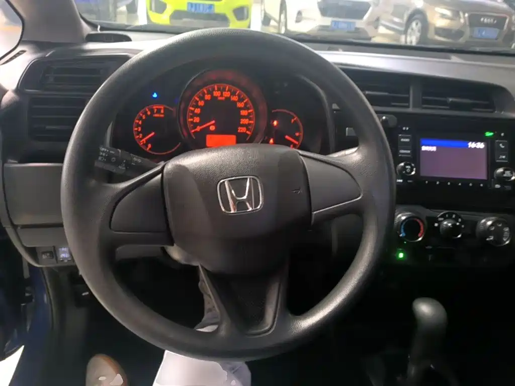 Honda Fit — фото 11