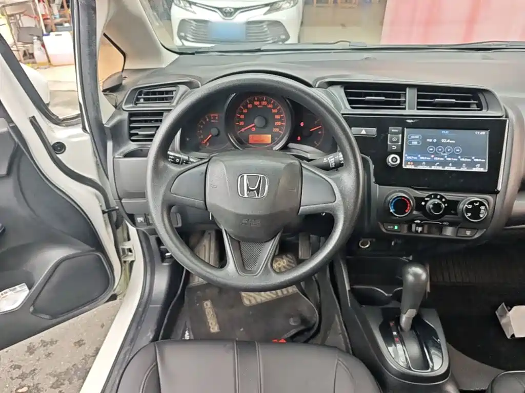 Honda Fit — фото 11