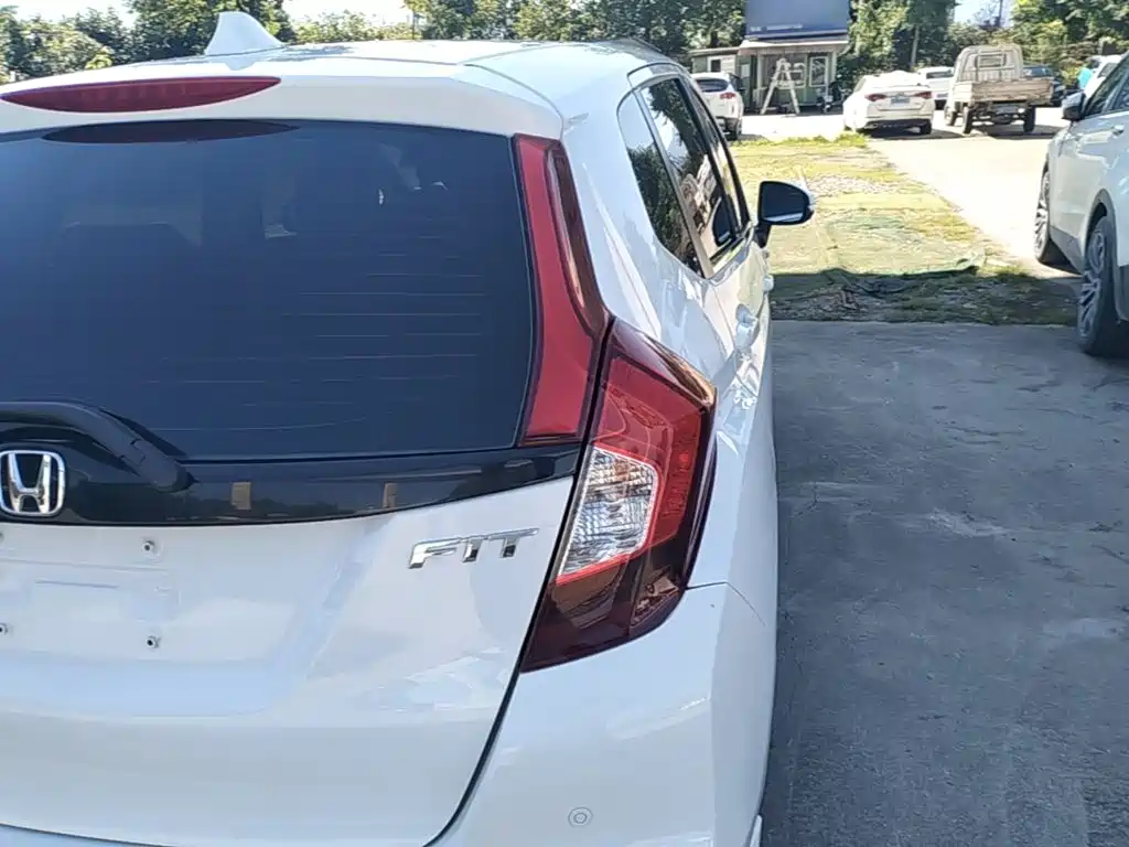 Honda Fit — фото 8