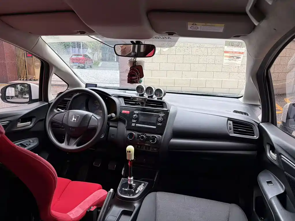 Honda Fit — фото 11