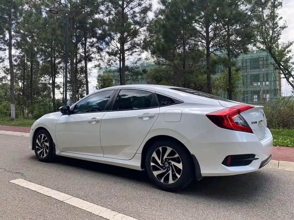 Honda Civic — фото 11