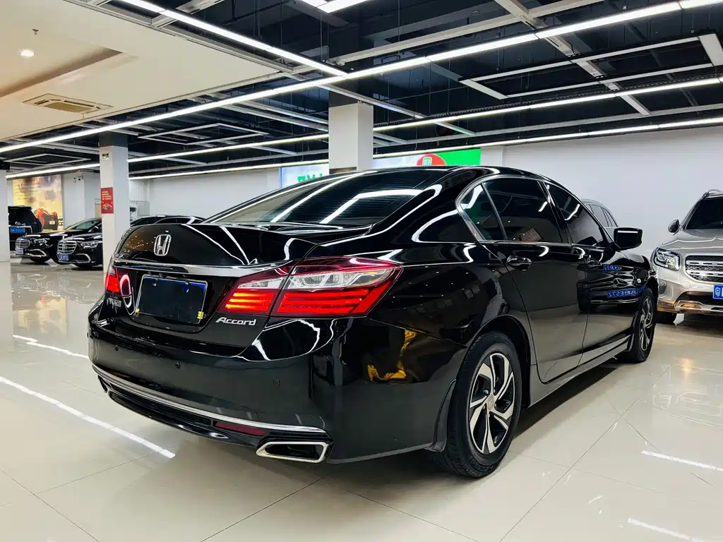 Honda Accord — фото 18