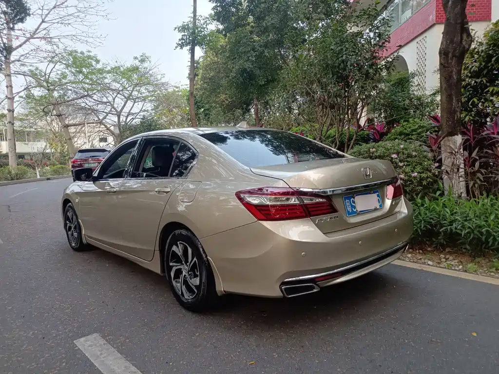 Honda Accord — фото 4