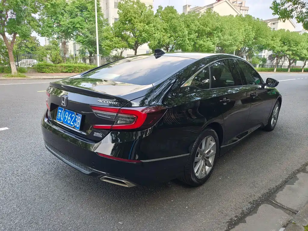 Honda Accord — фото 10